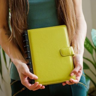 Letní pohoda 🏖️ je ideální čas na to plácnout sebou pod strom a nechat plynout své myšlenky o tom, kudy se vydat. 👣 Life...