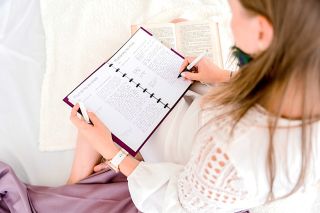 Vyrobit Čtenářský deník mne inspiroval Jim Kwik, který říká, že efektivně člověk čte teprve s tužkou v ruce.✍️ 🧏‍♂️...