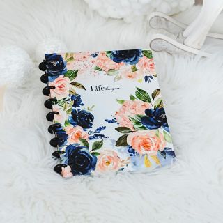 Vánoce jsou za rohem 🎄 a my jsme pro vás připravili ošatku zboží 😍 📚, které vám po celý první adventní týden nabízíme V...